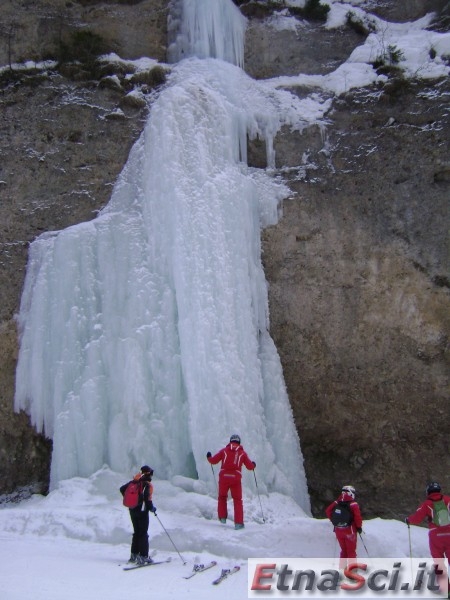 DSC02136_JROT6c78 [800x600].JPG - Sulla pista La longa (10,5 km) abbiamo pure incontrato una magnifica cascata di ghiaccio